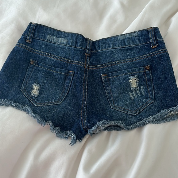 Size 3 distressed denim shorts - Picture 2 of 3